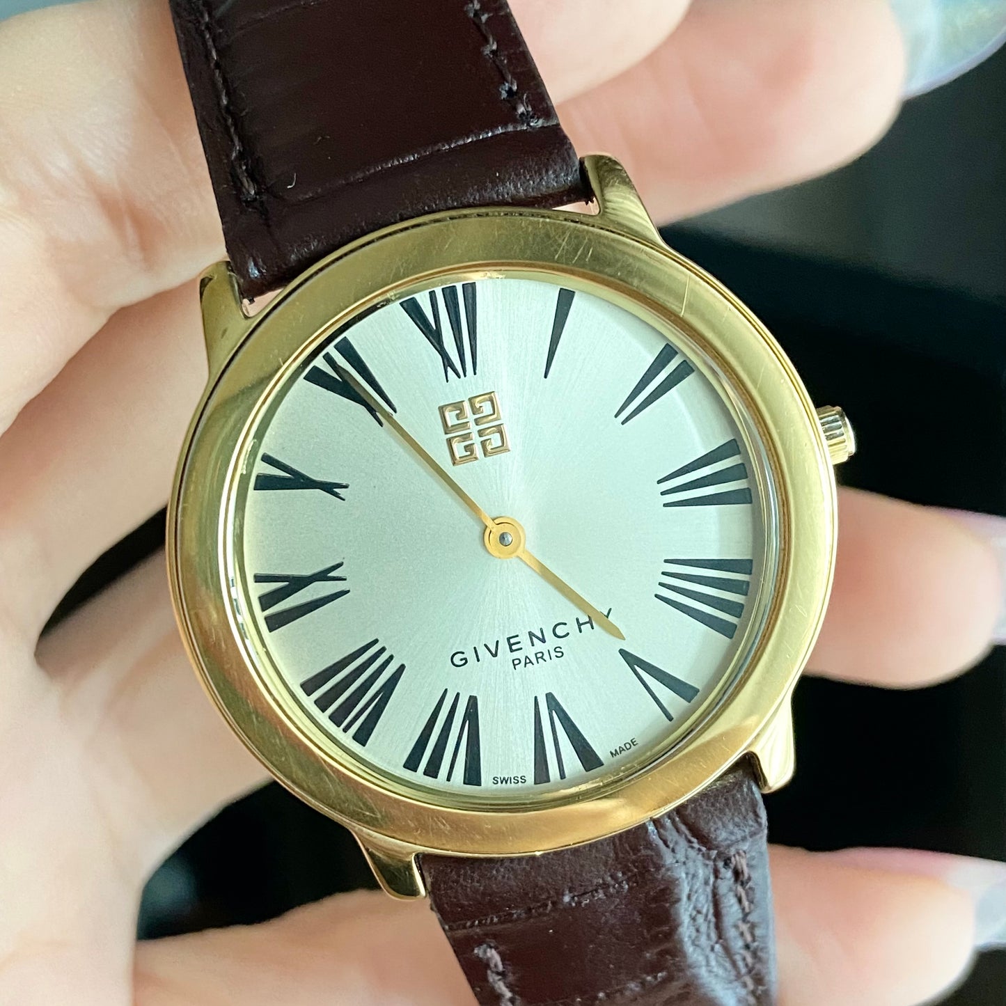 GIVENCHY Round Essence