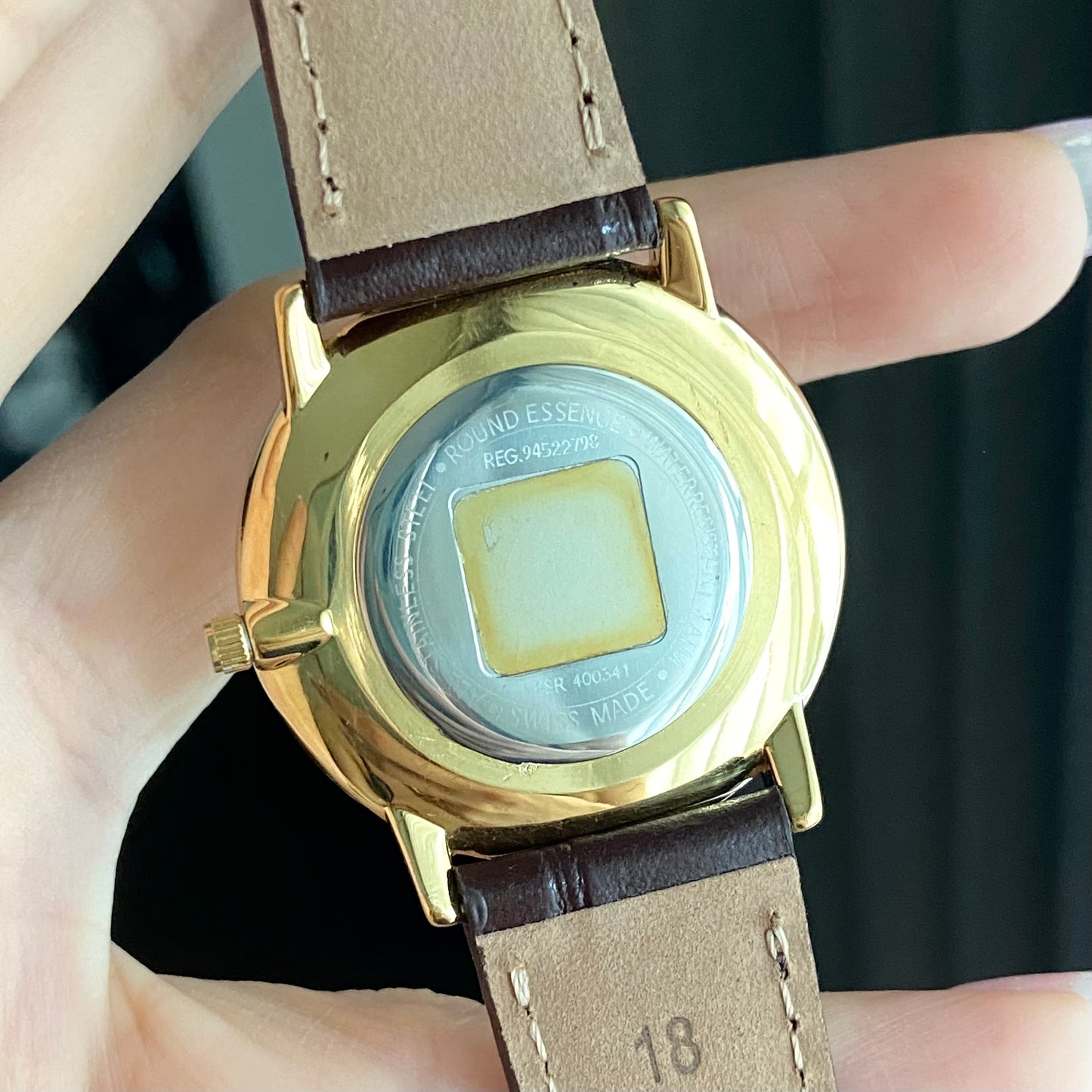 GIVENCHY Round Essence